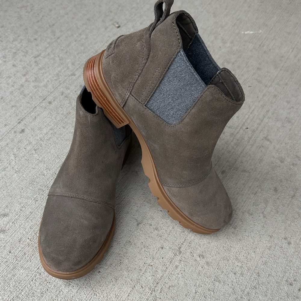 Stylish Gray/brown Suede Sorel Emelie lll Chelsea Ankle Boots